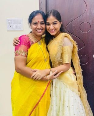 Pranavi Manukonda With Her Mother